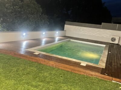 Villa avec piscine face végétation