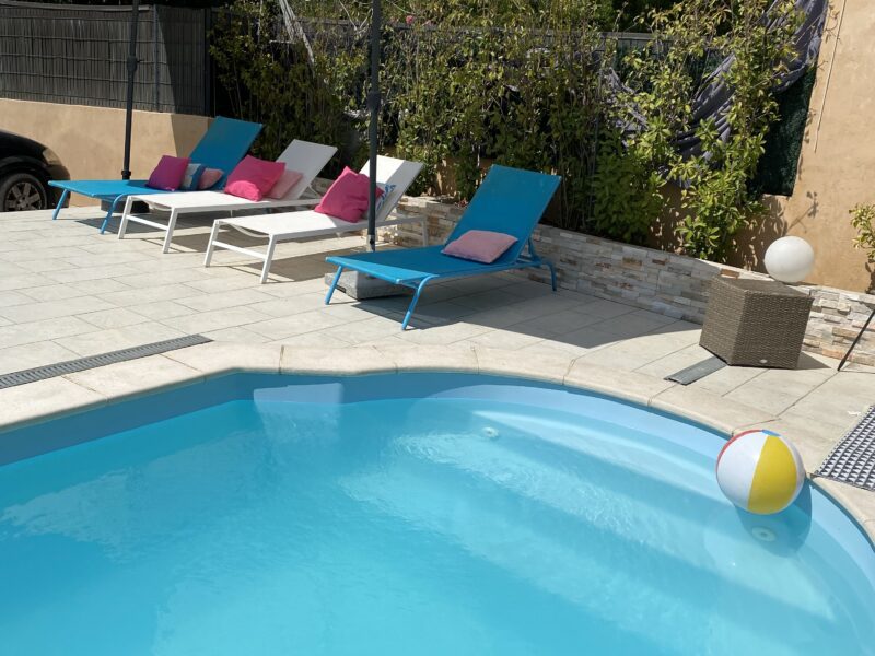 Bas de villa avec entrée indépendante et piscine