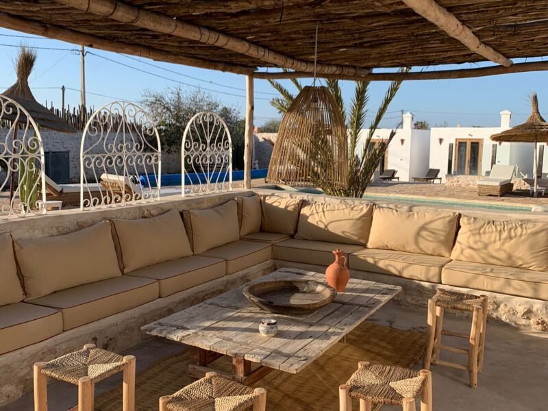 Bienvenues à la villa Madame Babouche, Villa privatisée et sans vis à vis nichée au cœur de la campagne d'Essaouira pour vos séjours en familles, entre amis, ou pour y organise un évènement.