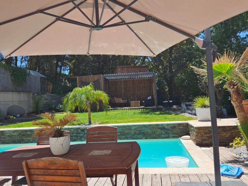 Villa avec piscine terrasse et jardin