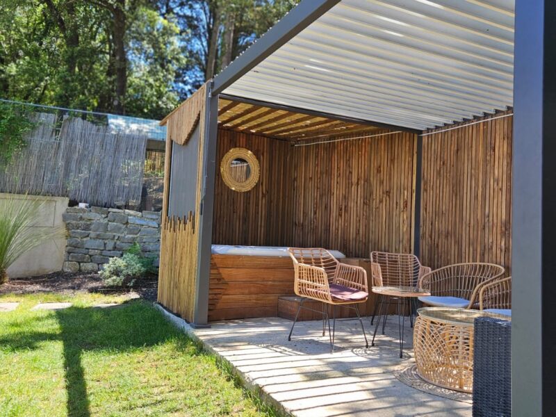 Villa avec piscine terrasse et jardin