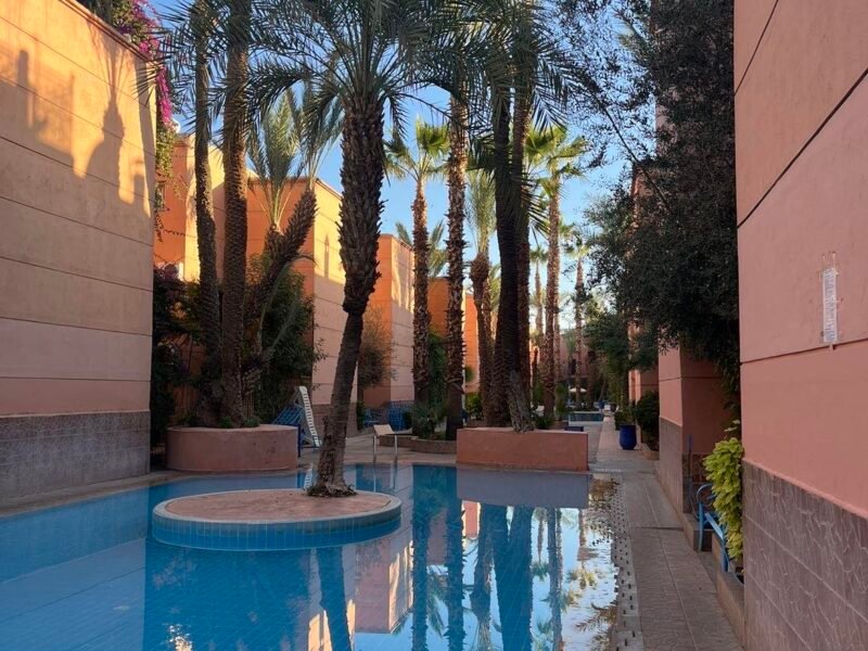 Riyad piscine intérieur privée dans un village au cœur de marrakech