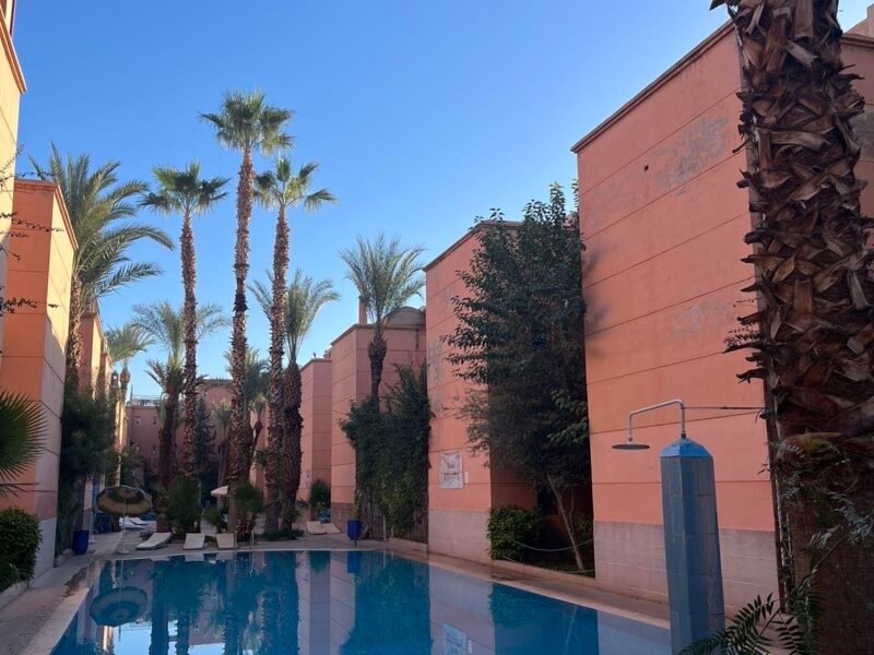 Riyad piscine intérieur privée dans un village au cœur de marrakech
