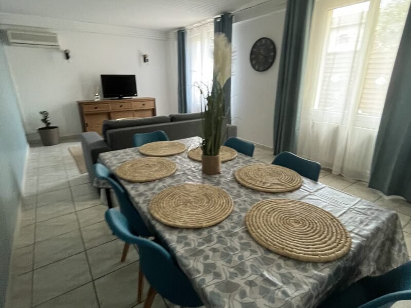 Appartement en rez-de-chaussée de villa