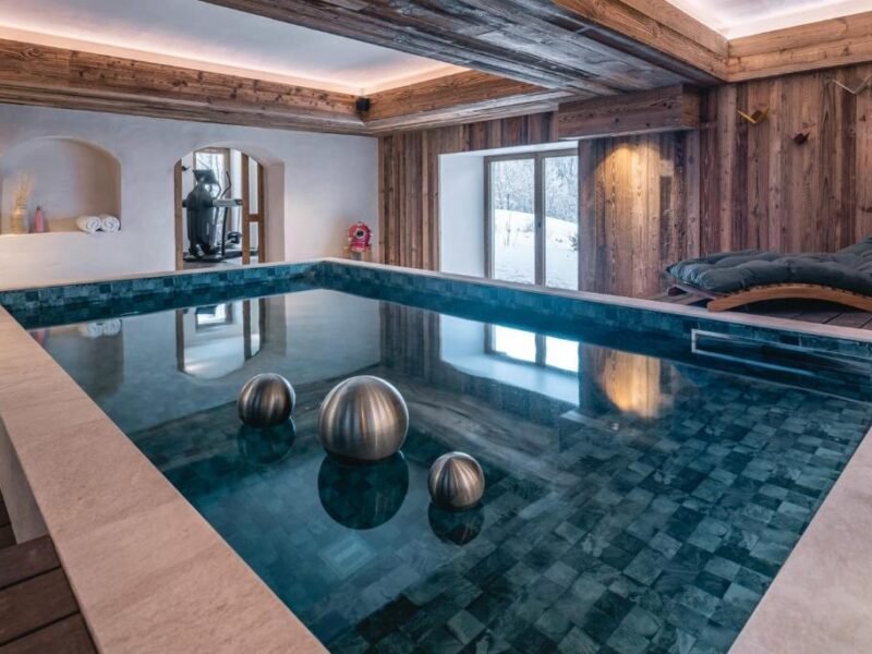 Chalet 15 personnes avec piscine salle de jeux ciné à Meribel