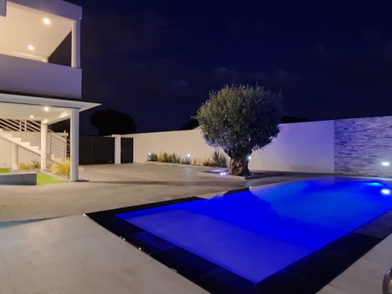Bas de villa avec piscine effet miroir sans vis-à-vis