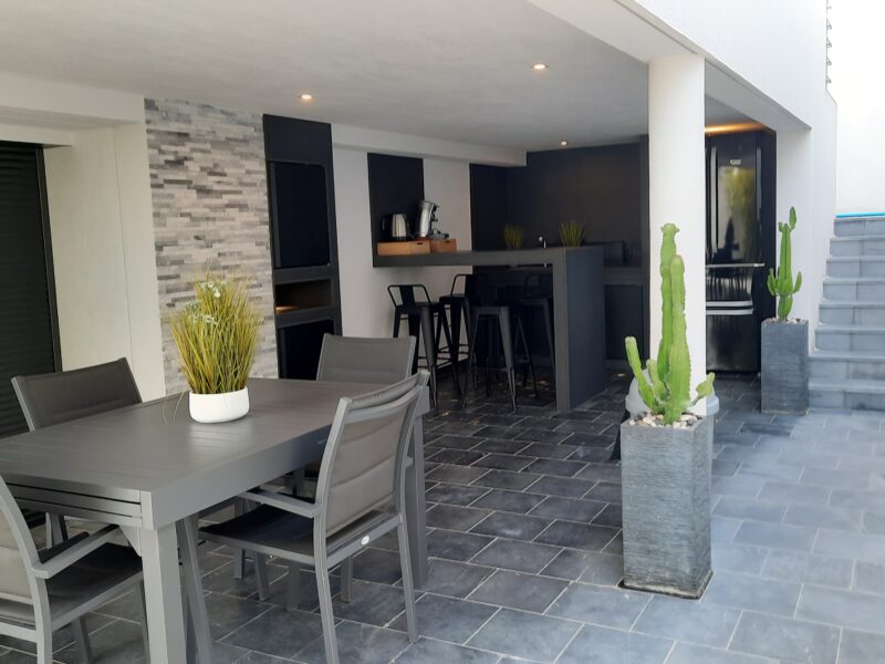 Bas de villa avec piscine effet miroir sans vis-à-vis