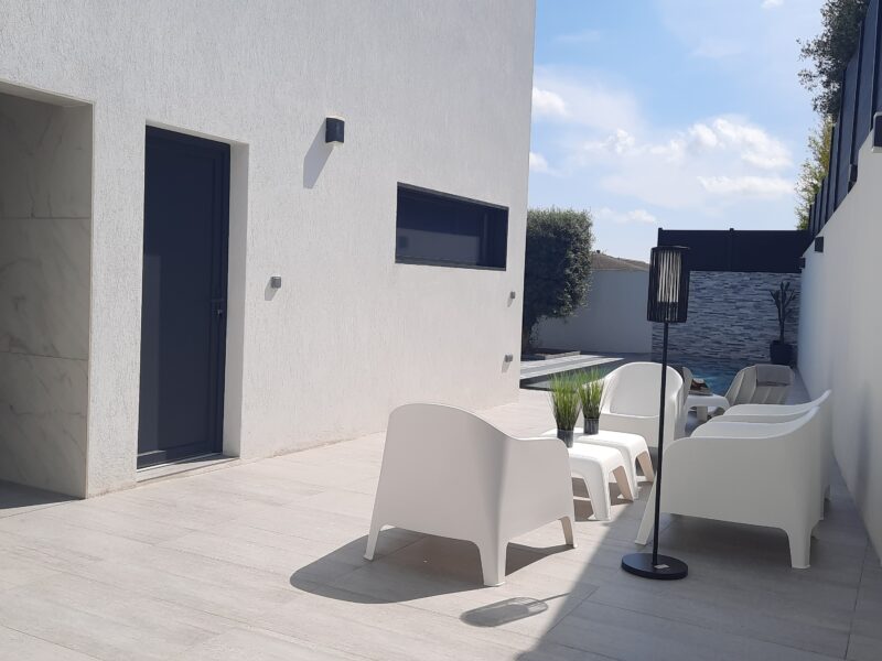 Bas de villa avec piscine effet miroir sans vis-à-vis