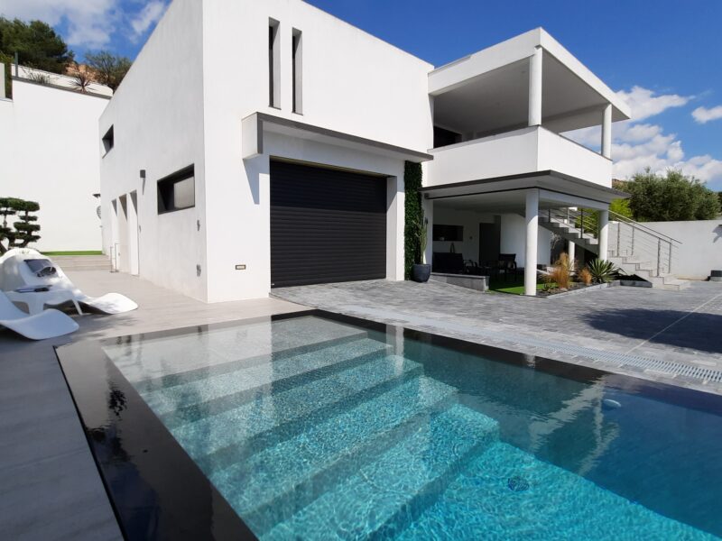 Bas de villa avec piscine effet miroir sans vis-à-vis