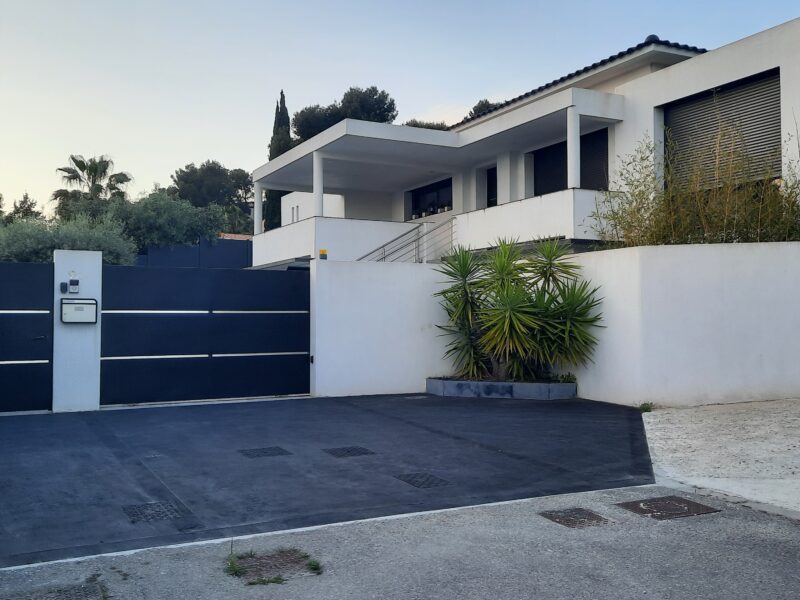 Bas de villa avec piscine effet miroir sans vis-à-vis